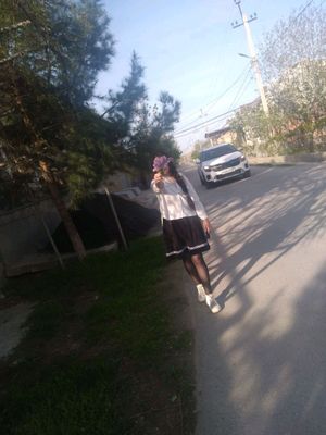 qora kalta yubka va qalin kuzgi keta