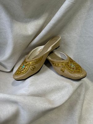 Продаю две пары тапочек для келинок