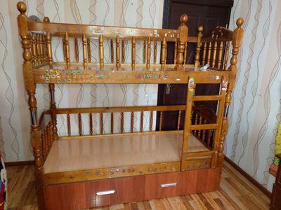 Bolalar krovati 2 etajli yogʻochdan holati yaxshi qoʻl mehnati holati