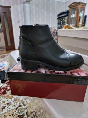 женский  пол  сапожка
