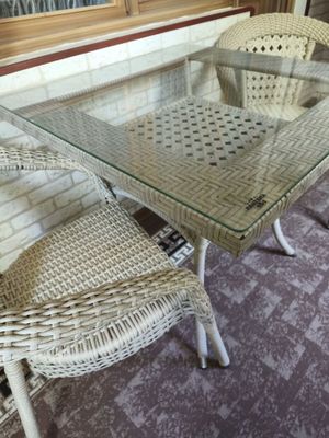 Стол со стульями из ротанга