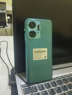 Srochna yengi telefon sotiladi