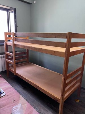 Двухъярусная деревянная кровать