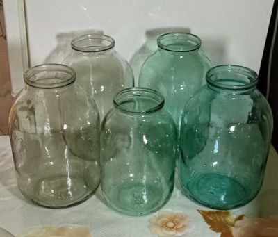 Продам. Банки 3, 2, 1 литровые . Чистые из дома. Без наклеек.