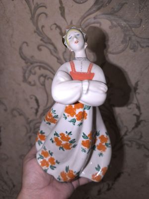 Фарфоровая статуэтка.