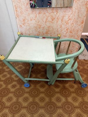Детская парта на колесиках