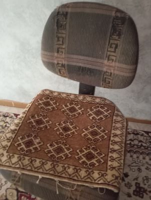 Офисный компьютер со столом и креслом