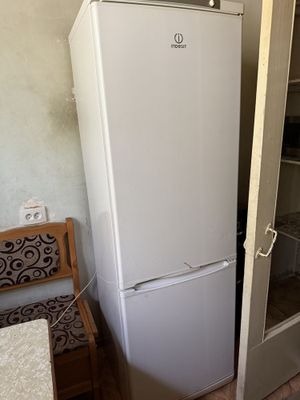 Двух камерный холодильник