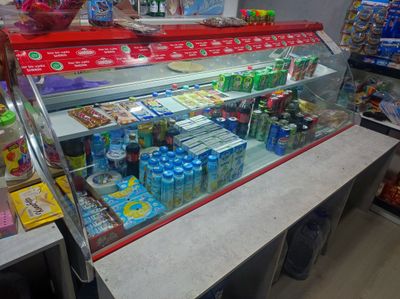 Витрина идеал холатда ишлаб турипти магазинда