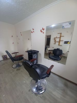 Продаётся 2 кресло два зеркало от салон красоты стол маникюрный