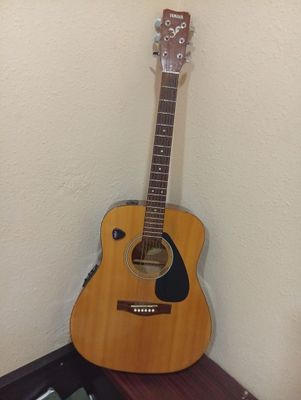 Gitara sotiladi Yamaha Fx310a