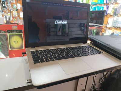 Noutbuk sotiladi Asus
