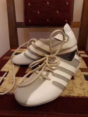 Новые кожаные кроссовки 36р.