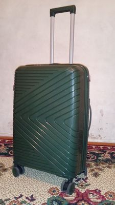 Chemadan oʻrtacha razmerli. Yangi. Rangi nosiviy. Balonchalari olinadi
