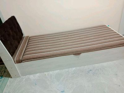 Yaxshi holatdagi tagi ochiladigan divan