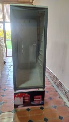 Vitrina xolodilnik sotiladi
