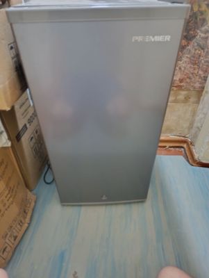 Продаётся холодильник Premier mini.