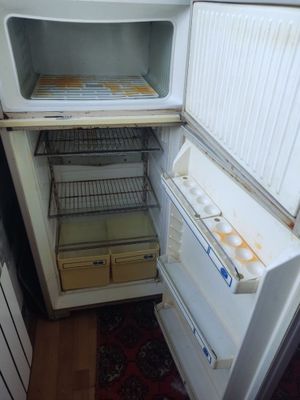 Срочно продаётся холодильник и стол стул