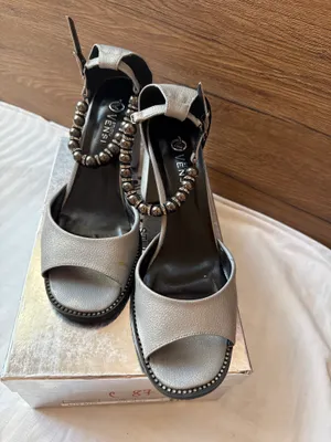 Отличное состояние .Хочу продать за 250 000 сумов босоножки