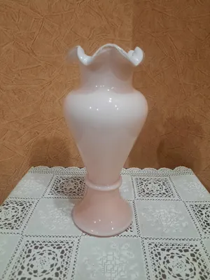 Винтажная, красивая фигурная ваза из двухслойного молочного стекла.