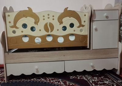 Divan va shkafchasi bor belanchak. Yangi ishlatilmagan, sifatli.