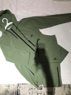 Spartivka adidas yengi 1 marta kiyilgan