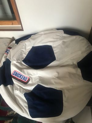 Snickers markasi tushirilgan top shaklidagi binbag