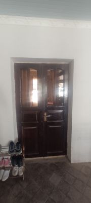 Eshik rom bor 2 vaqali 1ta 1 vaqali 2 ta rom 5 ta