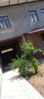 Xasanboyda 3 sotih 5vta xona padvali bilan iyimiz sotuvda.