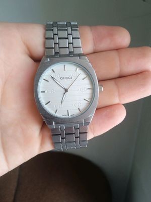 Gucci soat sotiladi