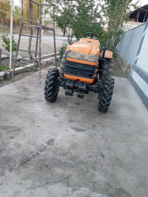 Traktor sotiladi