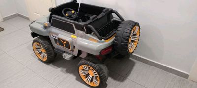 Bolalar mashinasi 4x4