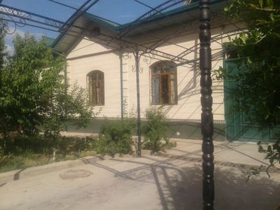 Eshonguzar hovli sotiladi