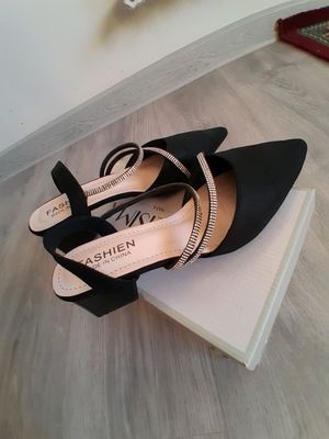 Ayollar oyoq kiyimi 1 martta kiyilgan