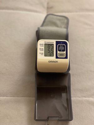 OMRON R2 компактный тонометр на кисть руки