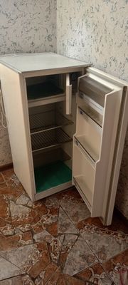 Холодильник сотилади
