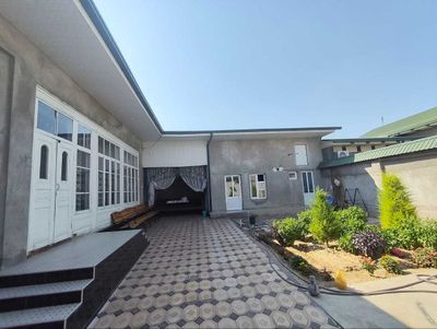 Уй сортилади Зангиота Зиёратгохидан 6 км утканда. 53000