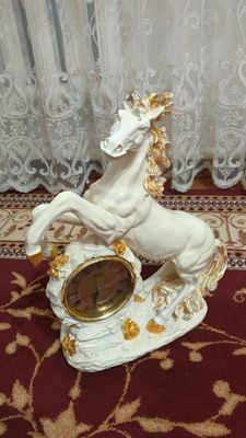 лощадь статуя .