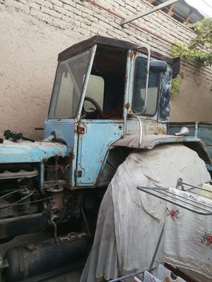 Traktor sotiladi