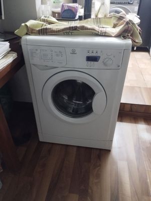Продаю стиральную машину indesit. Недорого. В рабочем состоянии.