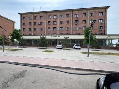 Asosiy yo’l yoqasi (A373) da joylashgan noturar bino ijaraga beriladi.
