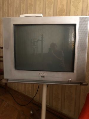 Продается телевизор с подставкой.