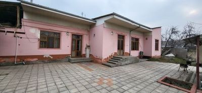 Ховли уй-жой сотилади