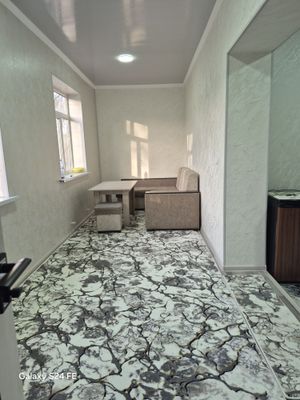 1 хонали болкони катта гиштли домда жойлашган квартира сотилади