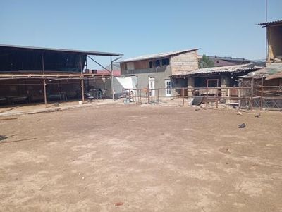 Uch qahramonda yer sotiladi