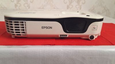 Срочно сотилади видеопроректор EPSON