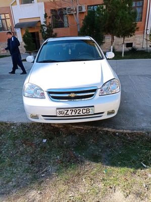 Lasetti 1.8 srochni sotiladi