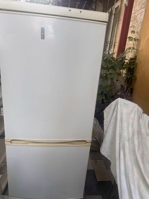 Продаю холодильник,газ плиту.