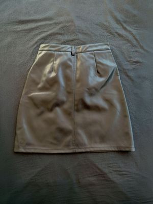 Черная кожаная юбка