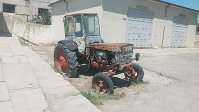 Traktor sotiladi